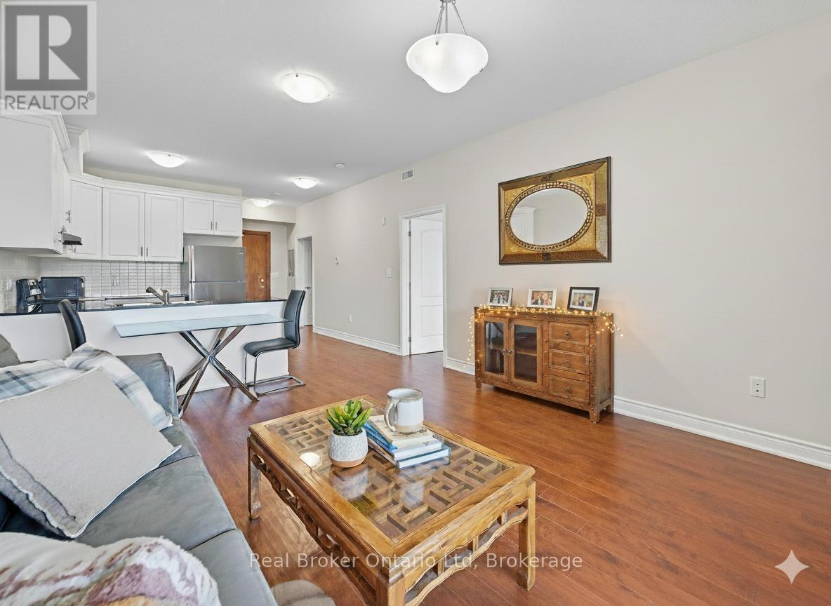 524 - 8111 Forest Glen Drive, Niagara Falls (Mt. Carmel), ON - Indoor Photo Showing Living Room
