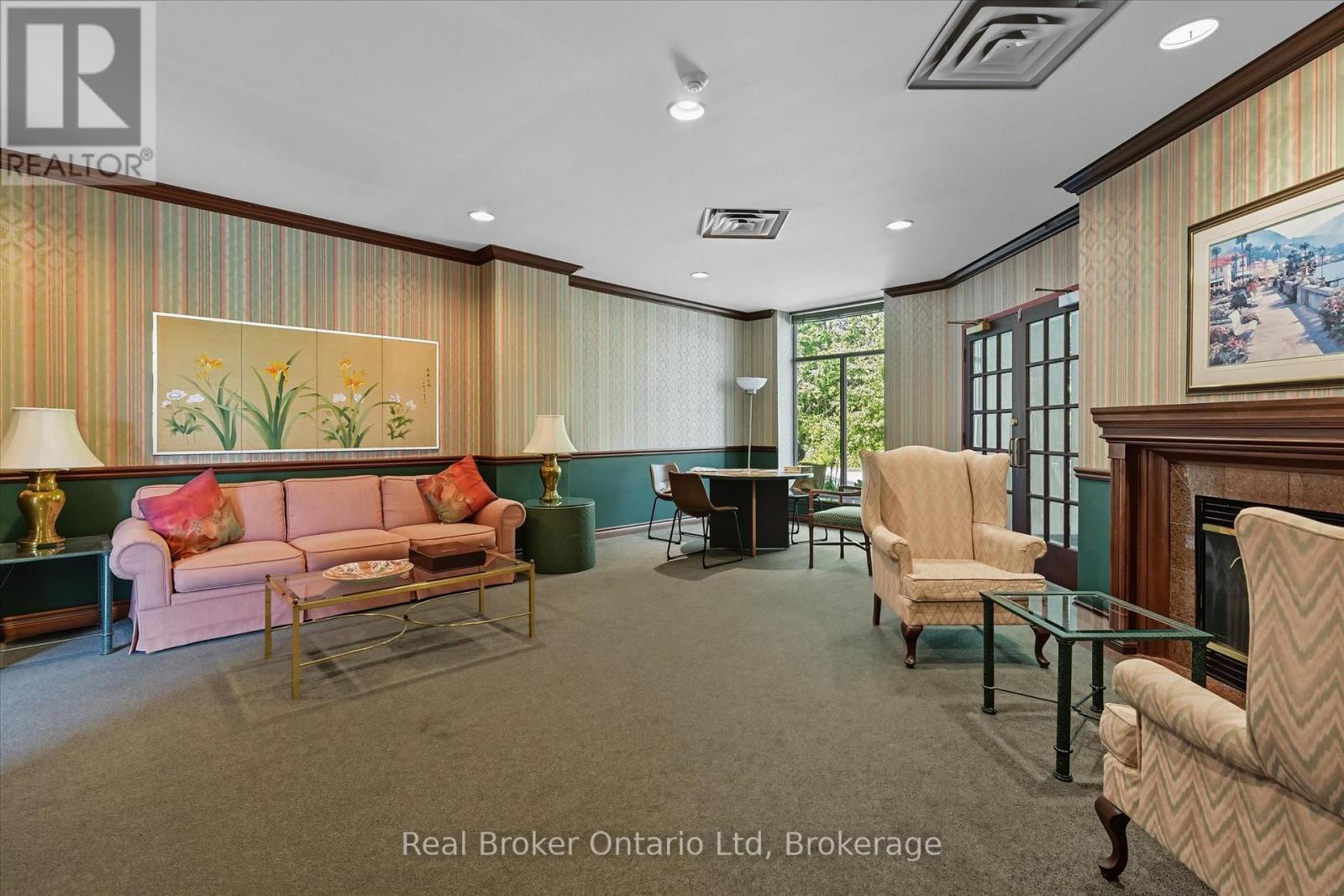 524 - 8111 Forest Glen Drive, Niagara Falls (Mt. Carmel), ON - Indoor With Fireplace