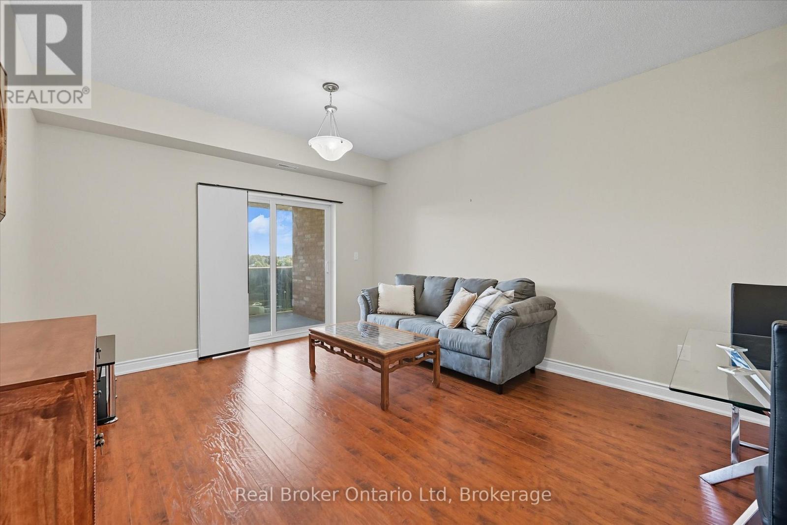 524 - 8111 Forest Glen Drive, Niagara Falls (Mt. Carmel), ON - Indoor Photo Showing Living Room