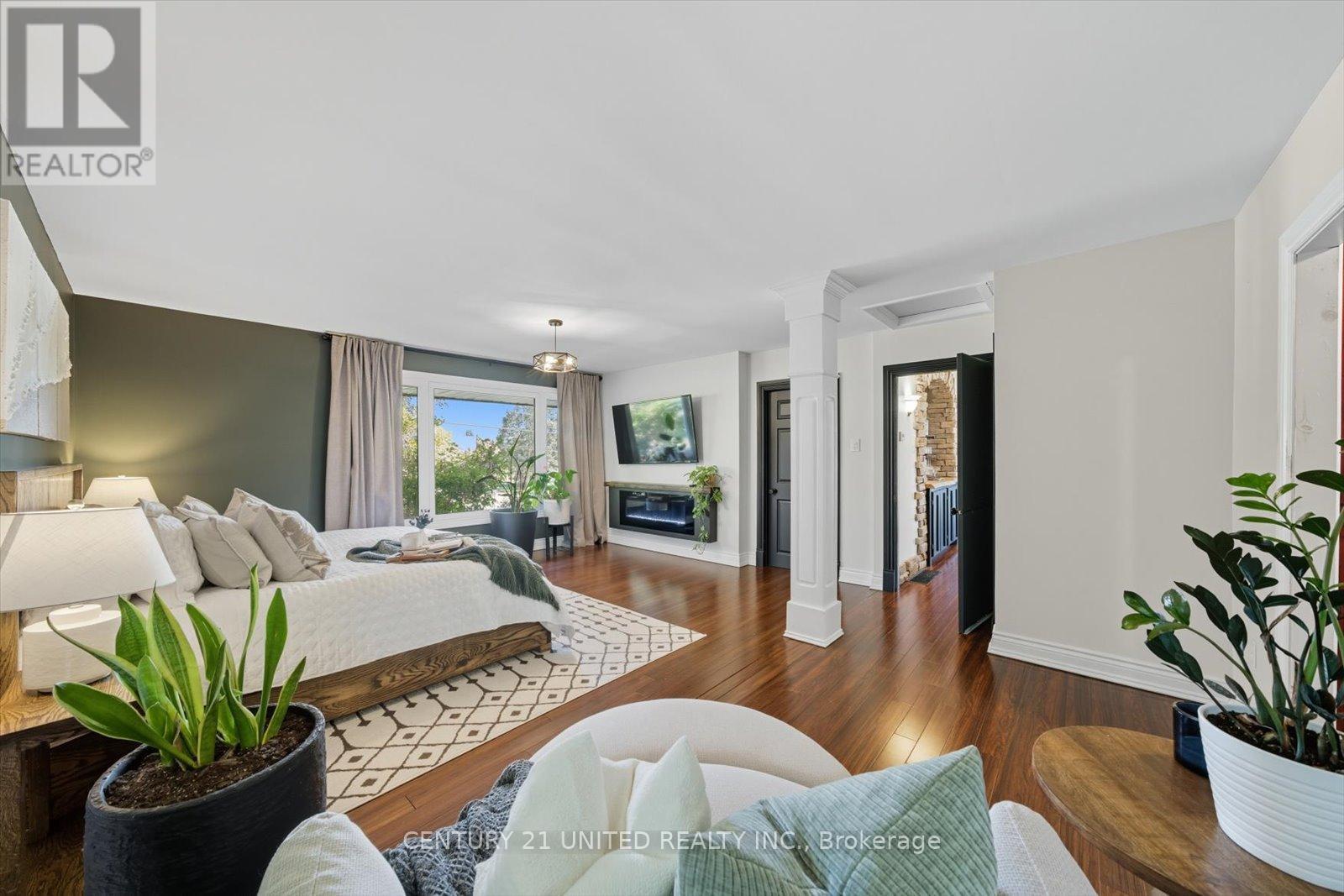 749 Spillsbury Drive, Peterborough (Otonabee Ward 1), ON - Indoor With Fireplace