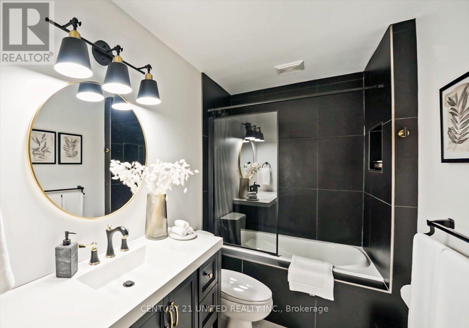 749 Spillsbury Drive, Peterborough (Otonabee Ward 1), ON - Indoor Photo Showing Bathroom