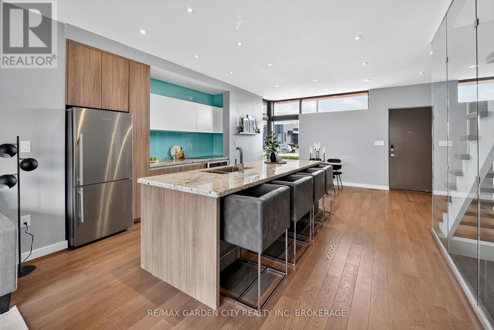 12 1/2 Beamer Court, Thorold (Confederation Heights), ON - Indoor Photo Showing Kitchen With Upgraded Kitchen