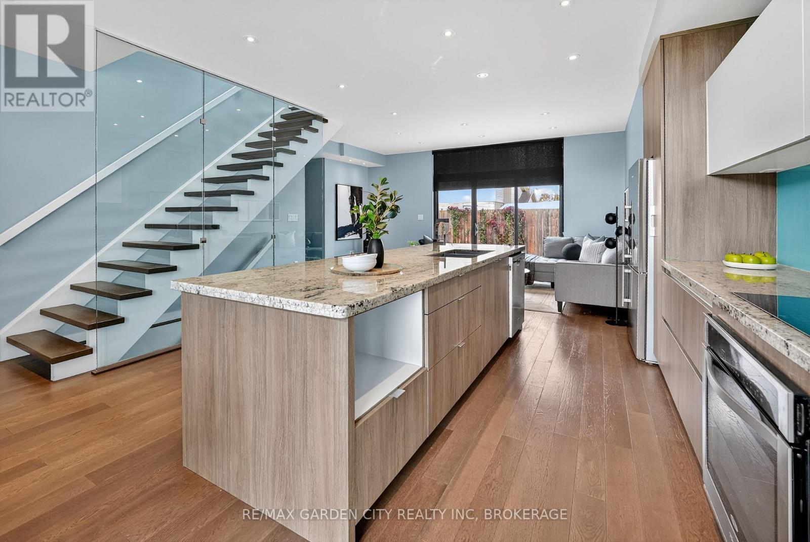 12 1/2 Beamer Court, Thorold (Confederation Heights), ON - Indoor Photo Showing Kitchen With Upgraded Kitchen
