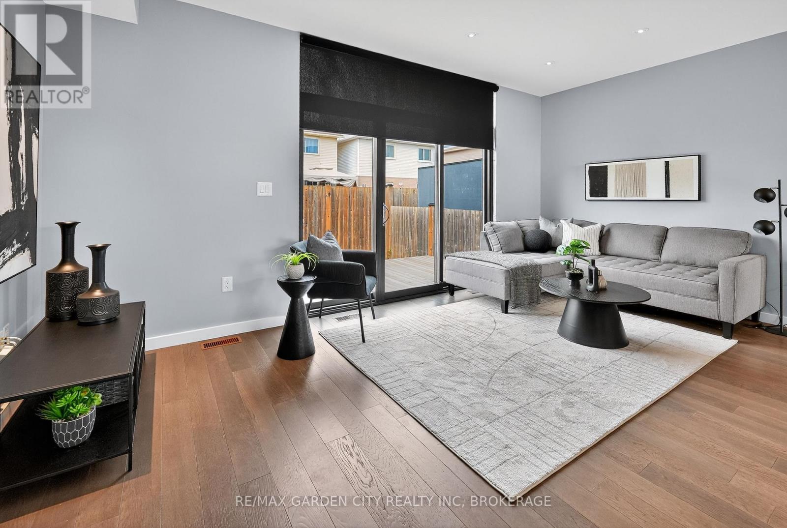 12 1/2 Beamer Court, Thorold (Confederation Heights), ON - Indoor Photo Showing Living Room