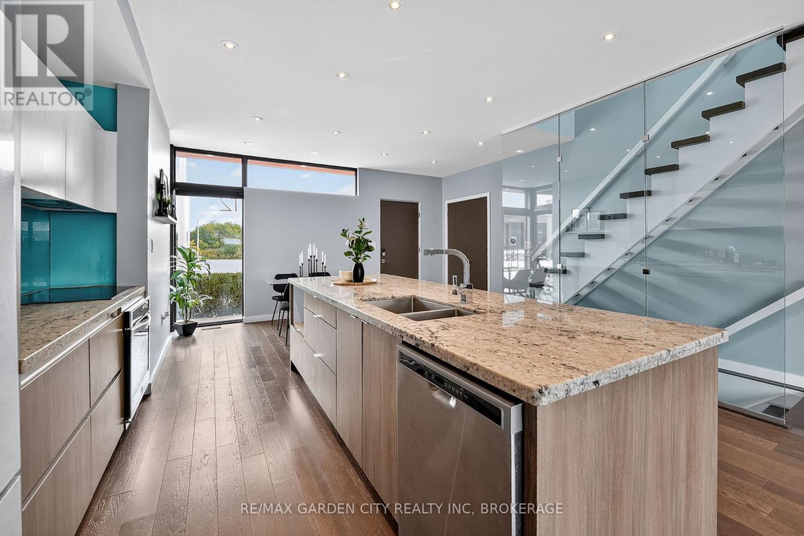 12 1/2 Beamer Court, Thorold (Confederation Heights), ON - Indoor Photo Showing Kitchen With Double Sink With Upgraded Kitchen
