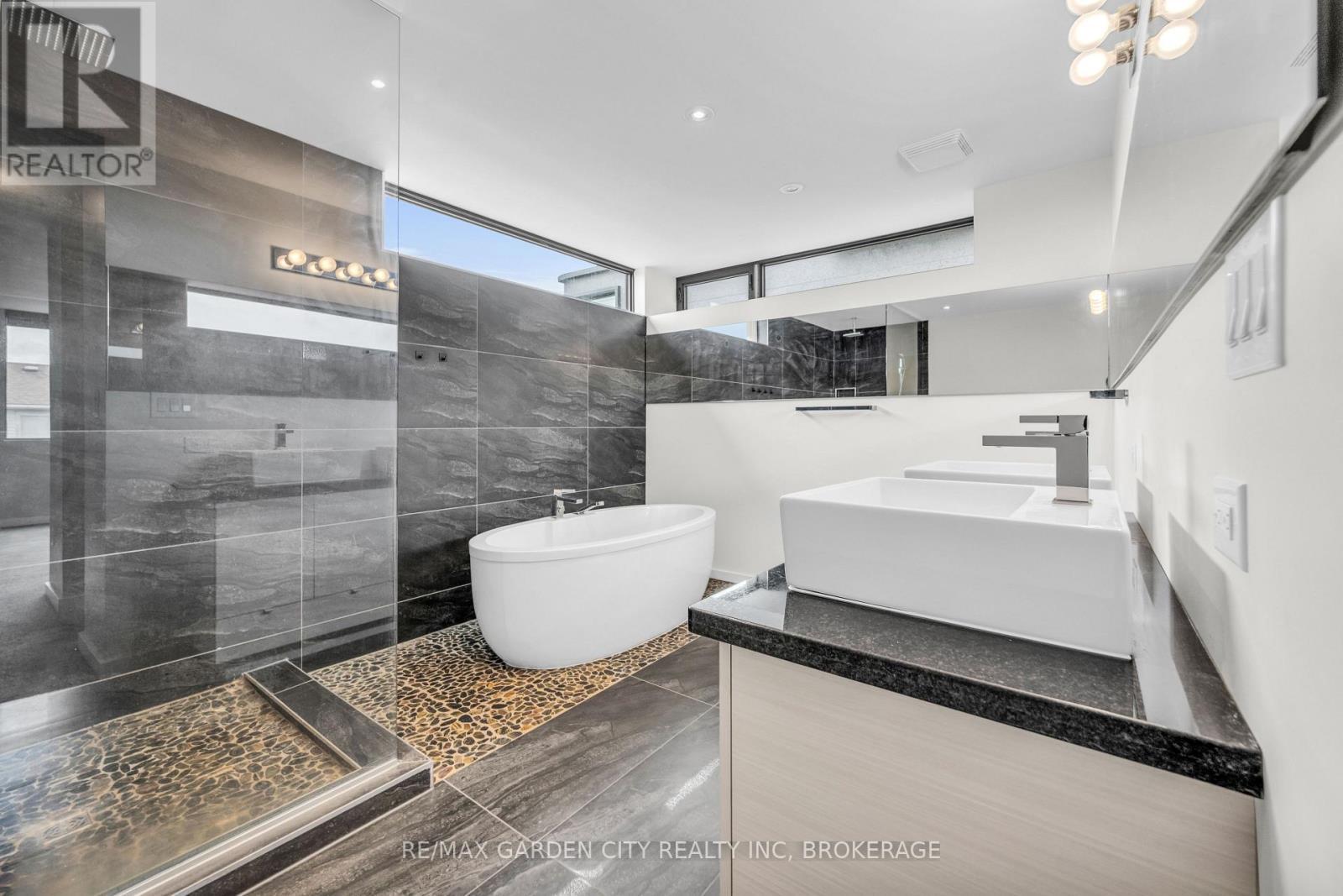 12 1/2 Beamer Court, Thorold (Confederation Heights), ON - Indoor Photo Showing Bathroom