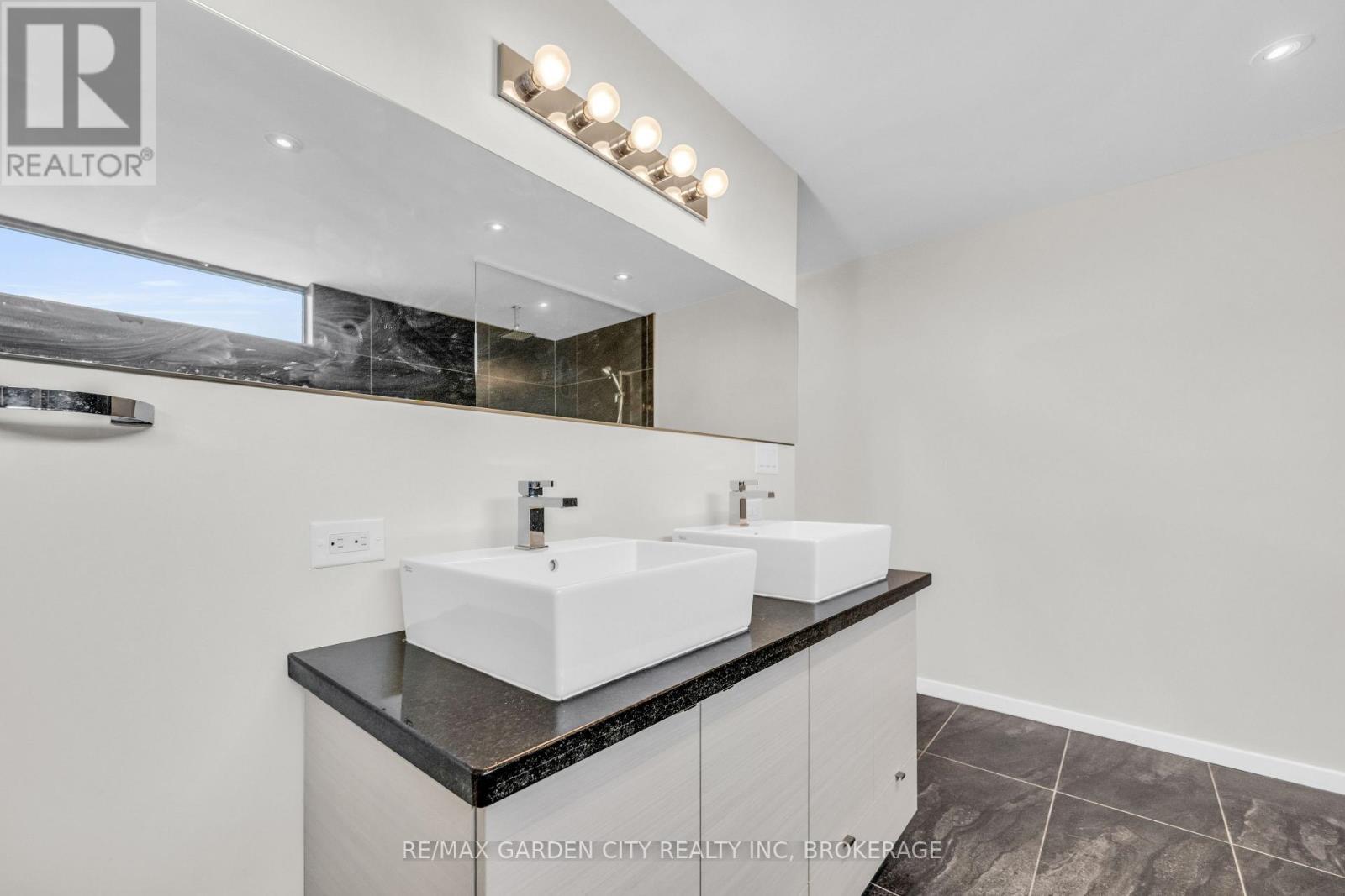 12 1/2 Beamer Court, Thorold (Confederation Heights), ON - Indoor Photo Showing Bathroom