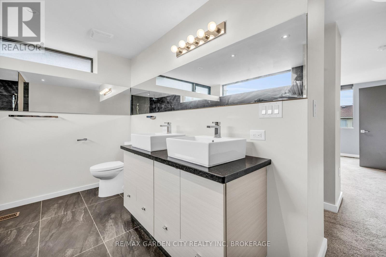 12 1/2 Beamer Court, Thorold (Confederation Heights), ON - Indoor Photo Showing Bathroom