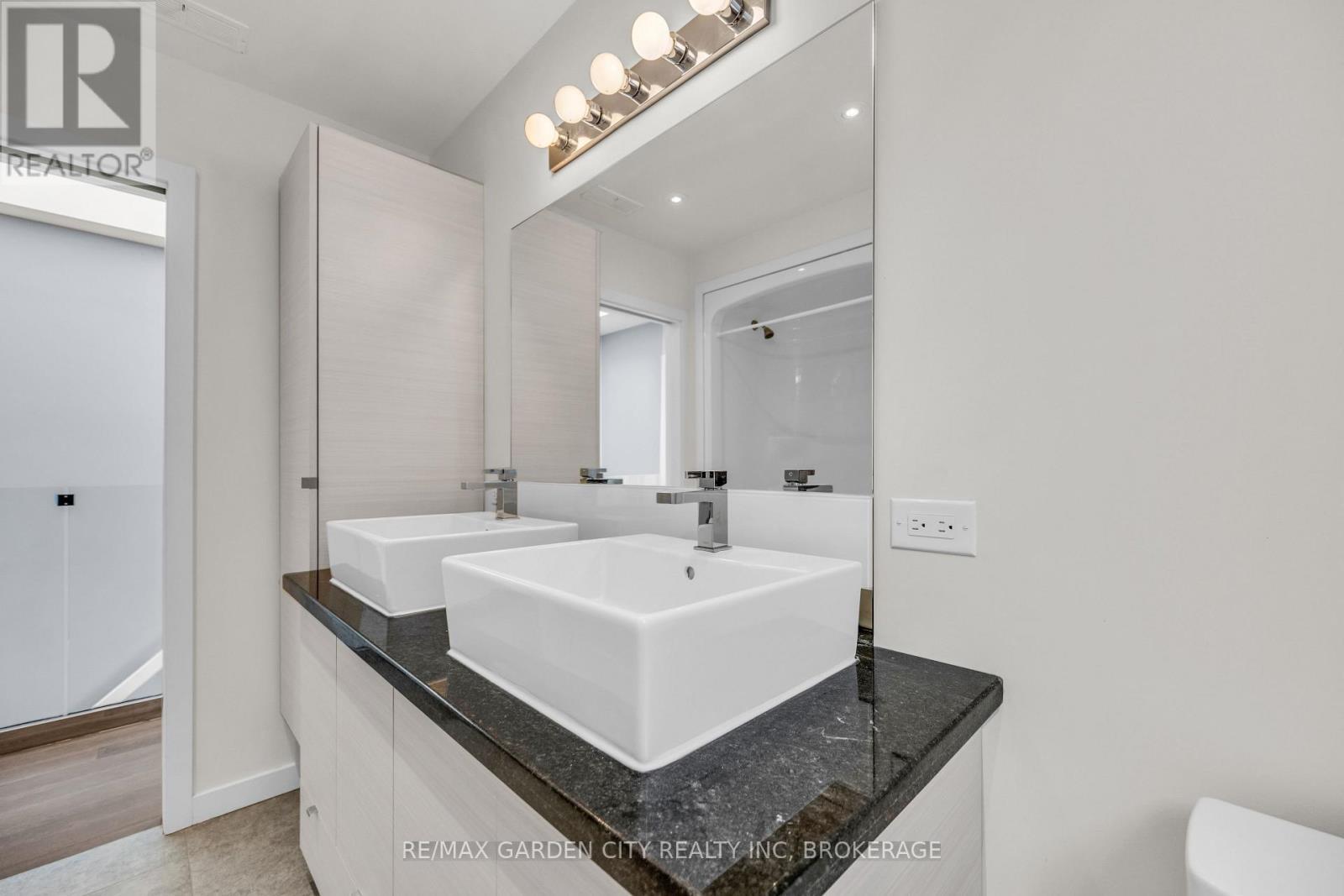 12 1/2 Beamer Court, Thorold (Confederation Heights), ON - Indoor Photo Showing Bathroom