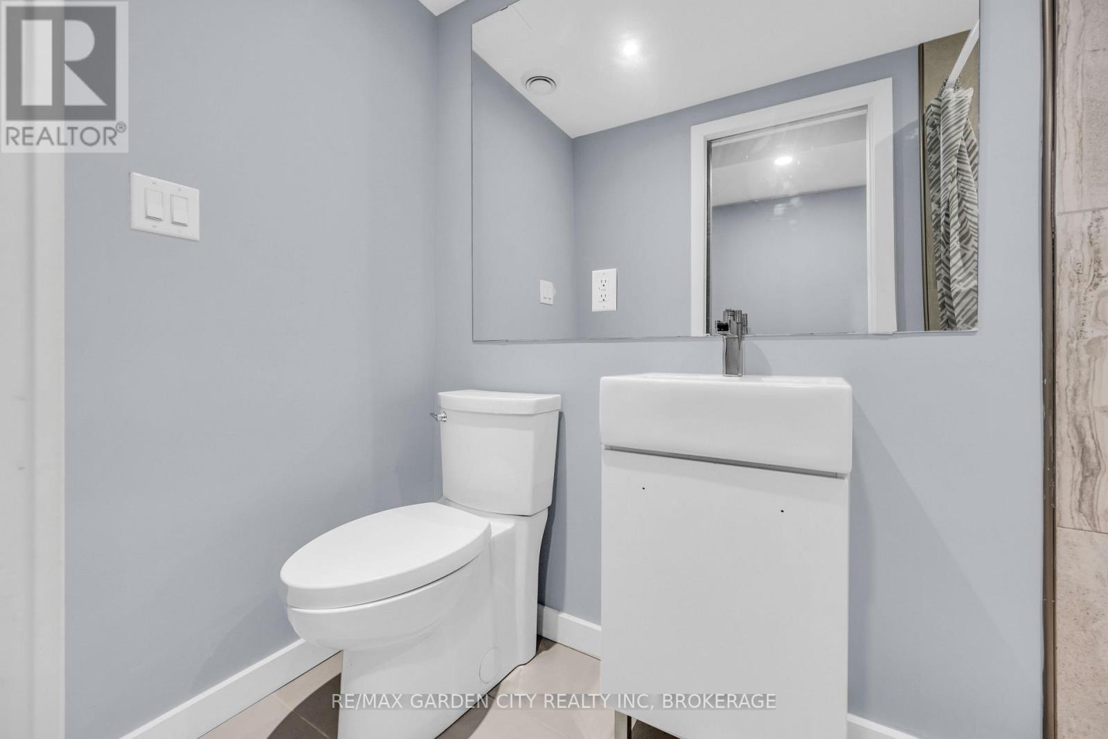 3 Piece Bathroom with Shower - 12 1/2 Beamer Court, Thorold (Confederation Heights), ON - Indoor Photo Showing Bathroom