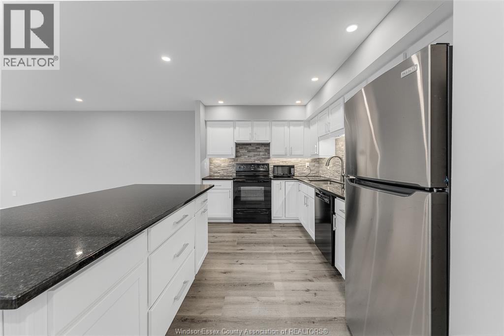 380 Pelissier Unit# 1103, Windsor, ON - Indoor Photo Showing Kitchen With Upgraded Kitchen