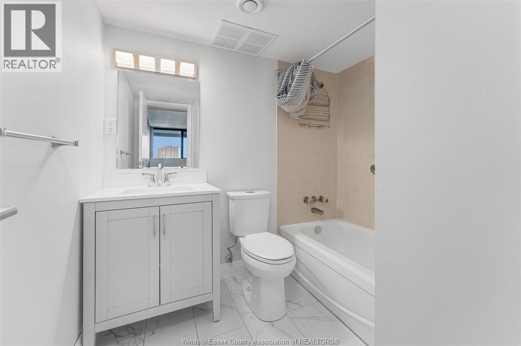 380 Pelissier Unit# 1103, Windsor, ON - Indoor Photo Showing Bathroom