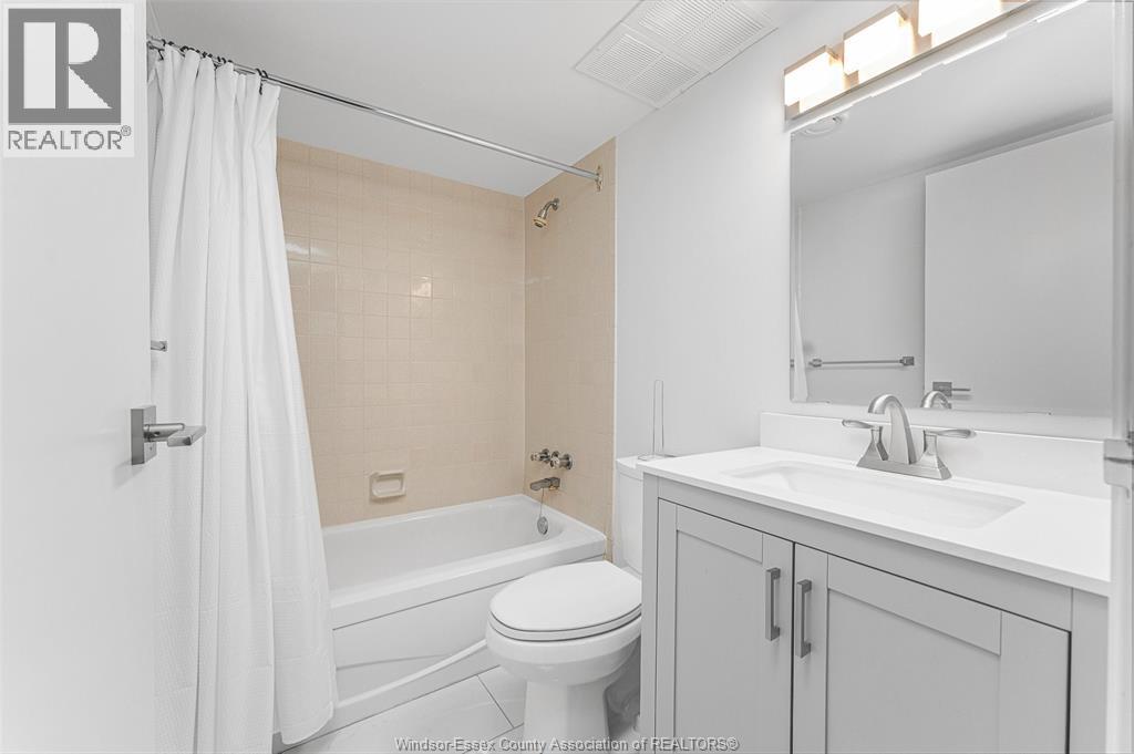 380 Pelissier Unit# 1103, Windsor, ON - Indoor Photo Showing Bathroom