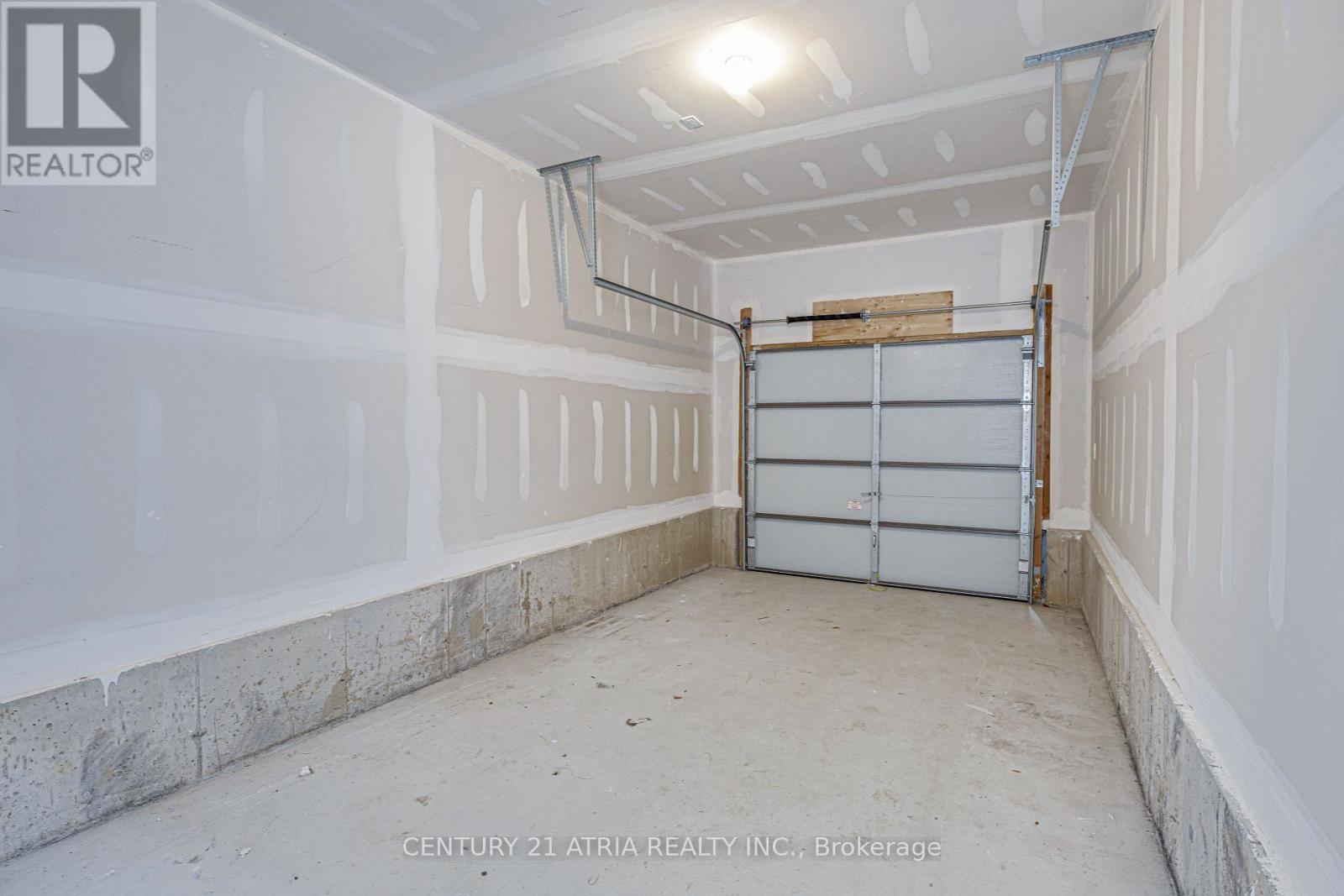 28 Turtle Island Road, Toronto, ON - Indoor Photo Showing Garage