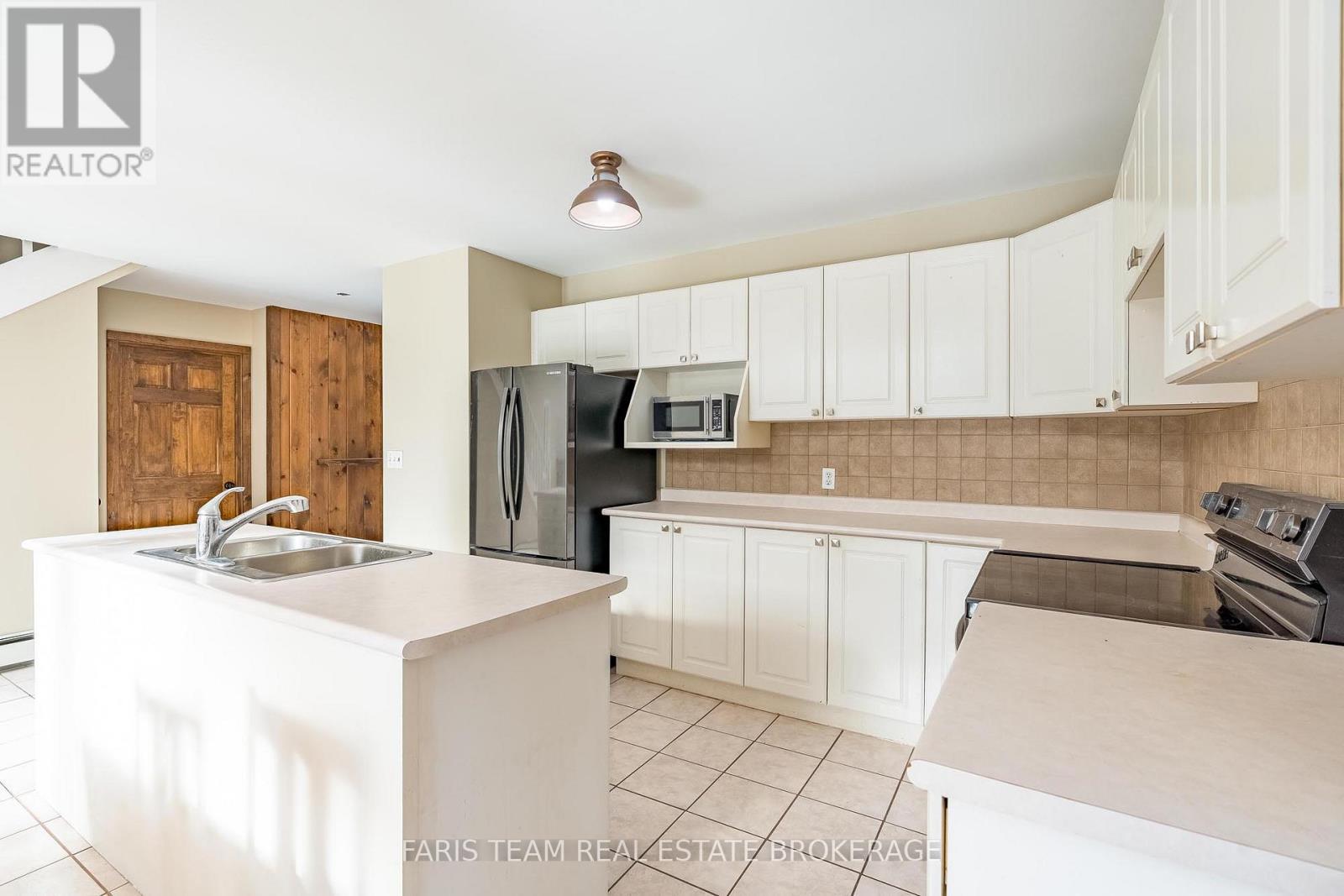 7516 Island Crescent, Ramara, ON - Indoor Photo Showing Kitchen