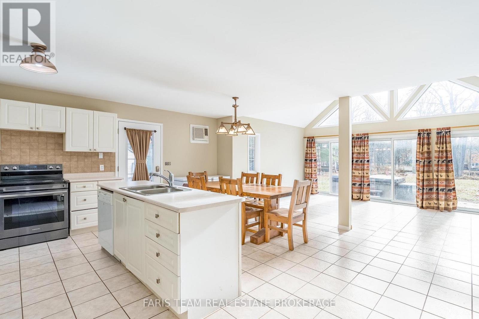 7516 Island Crescent, Ramara, ON - Indoor Photo Showing Kitchen With Double Sink