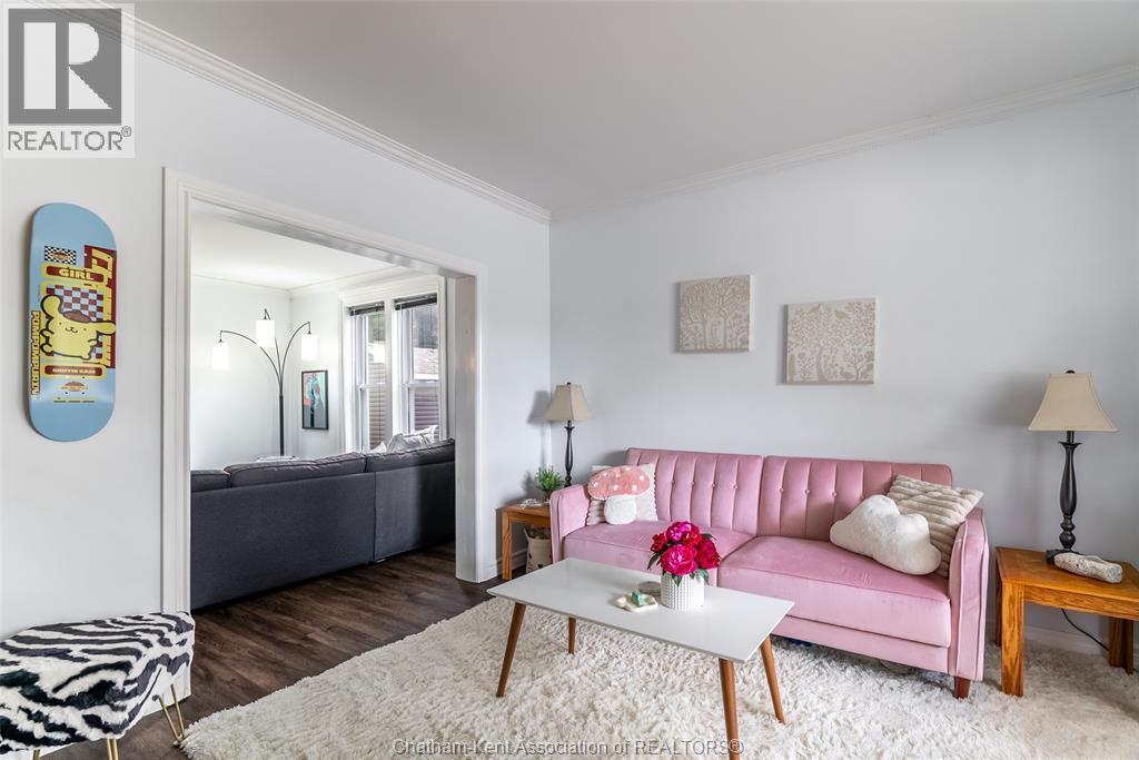 21 Alice Street, Thamesville, ON - Indoor Photo Showing Living Room