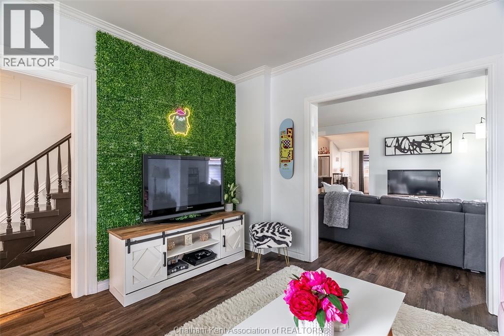 21 Alice Street, Thamesville, ON - Indoor Photo Showing Living Room With Fireplace
