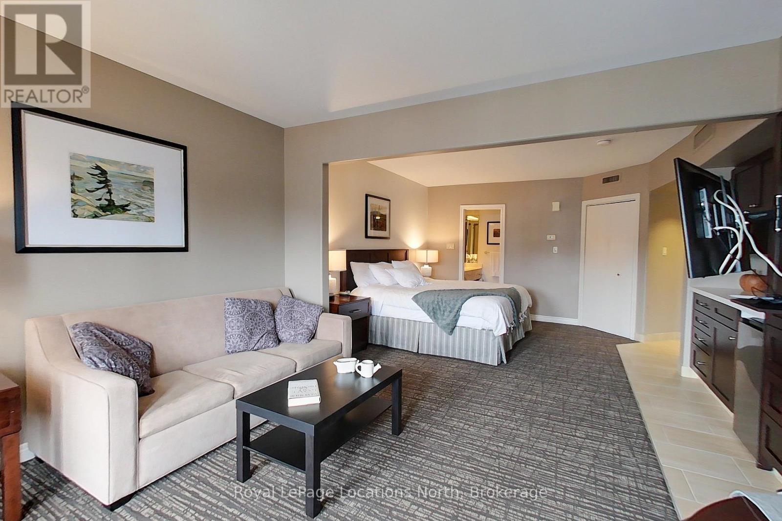 2242/2243 - 90 Highland Drive, Oro-Medonte (Horseshoe Valley), ON - Indoor Photo Showing Living Room