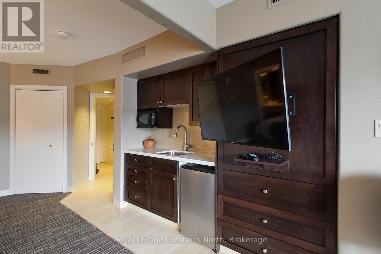 2242/2243 - 90 Highland Drive, Oro-Medonte (Horseshoe Valley), ON - Indoor Photo Showing Kitchen