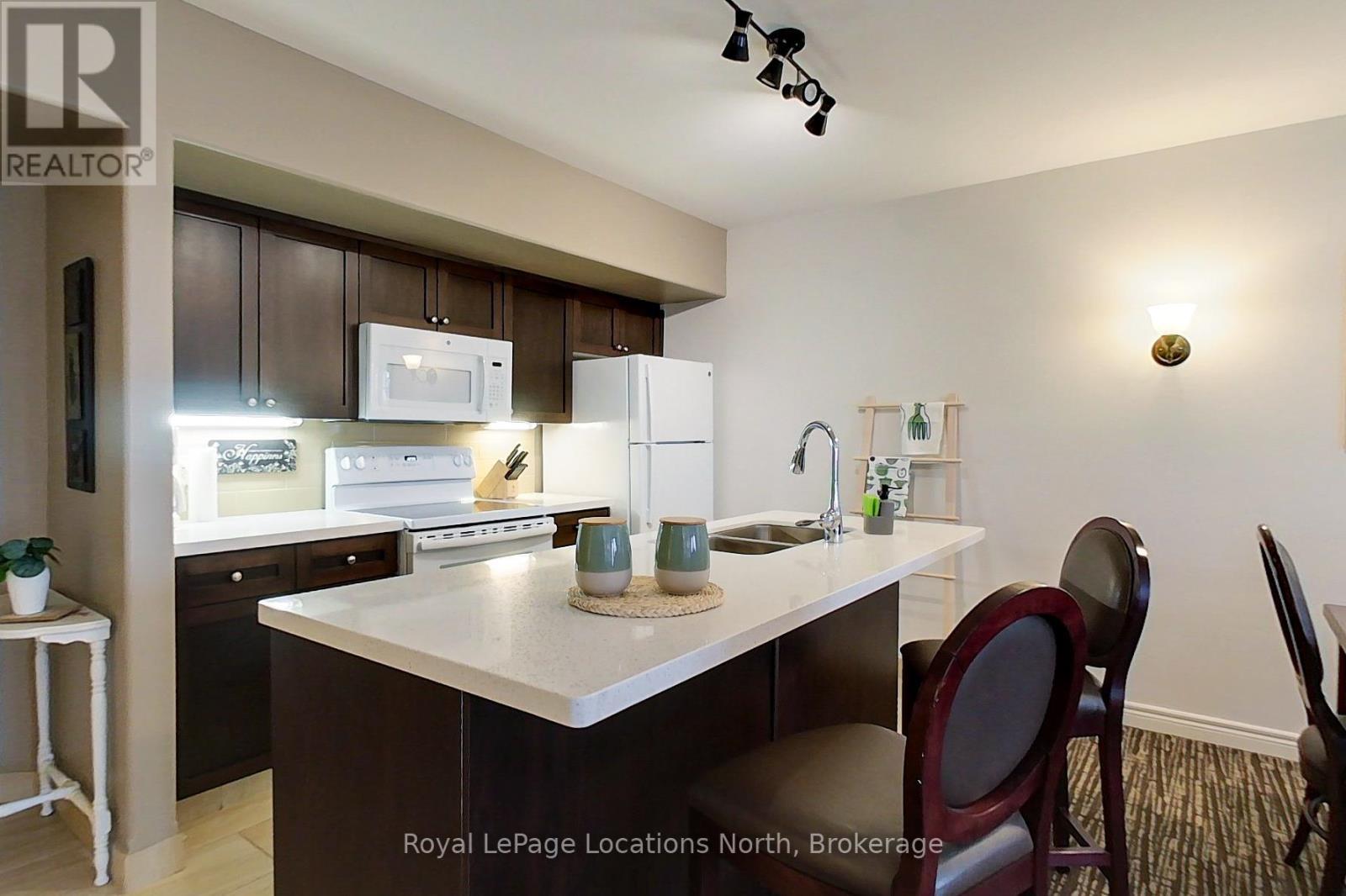 2242/2243 - 90 Highland Drive, Oro-Medonte (Horseshoe Valley), ON - Indoor Photo Showing Kitchen With Double Sink