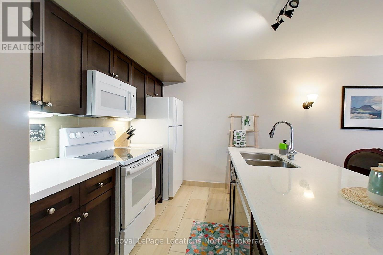 2242/2243 - 90 Highland Drive, Oro-Medonte (Horseshoe Valley), ON - Indoor Photo Showing Kitchen With Double Sink