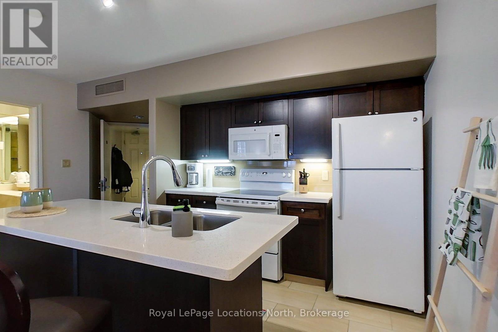 2242/2243 - 90 Highland Drive, Oro-Medonte (Horseshoe Valley), ON - Indoor Photo Showing Kitchen