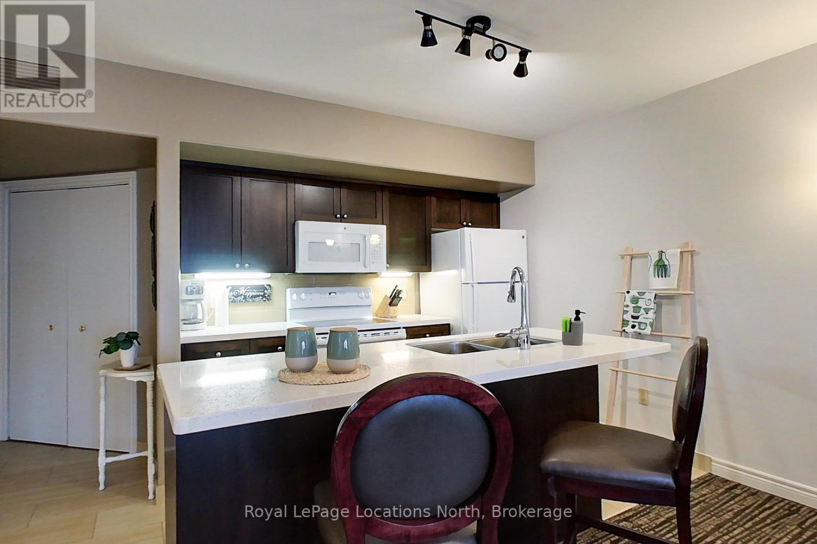 2242/2243 - 90 Highland Drive, Oro-Medonte (Horseshoe Valley), ON - Indoor Photo Showing Kitchen With Double Sink