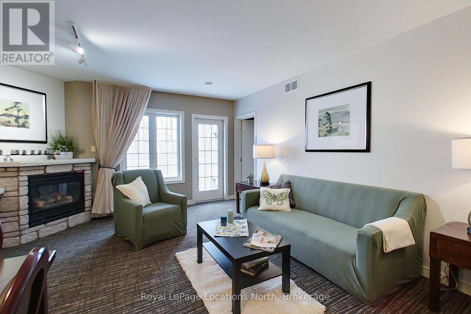 2242/2243 - 90 Highland Drive, Oro-Medonte (Horseshoe Valley), ON - Indoor Photo Showing Living Room With Fireplace