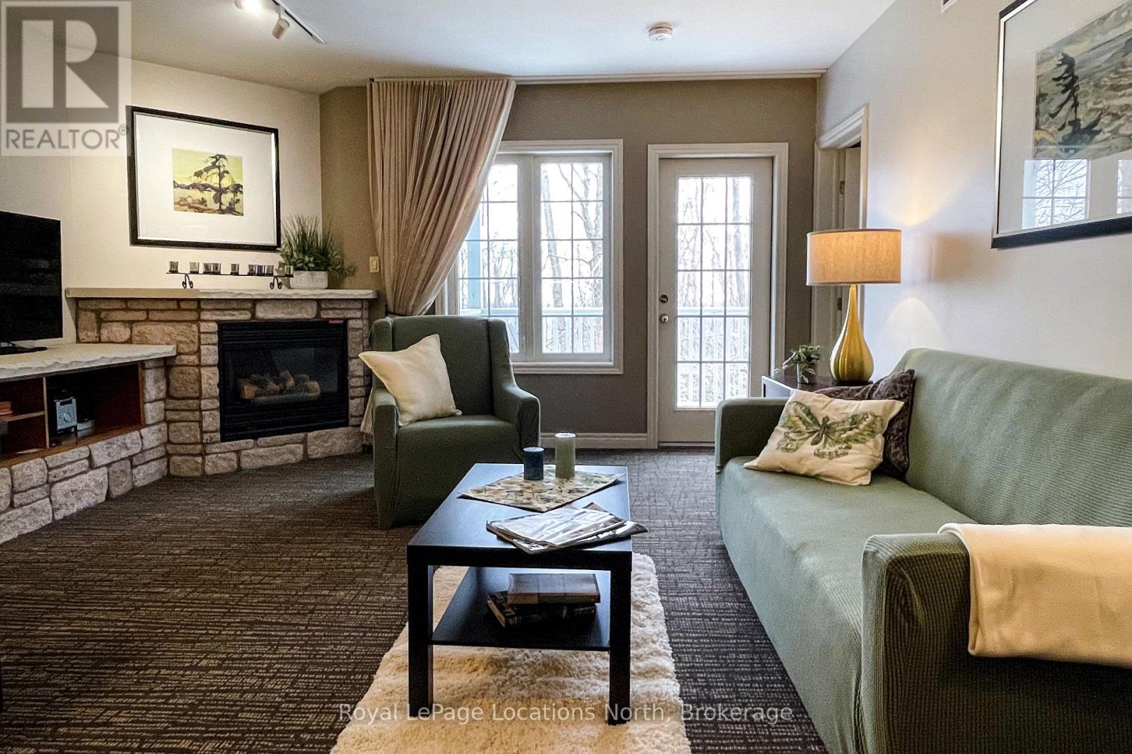 2242/2243 - 90 Highland Drive, Oro-Medonte (Horseshoe Valley), ON - Indoor Photo Showing Living Room With Fireplace