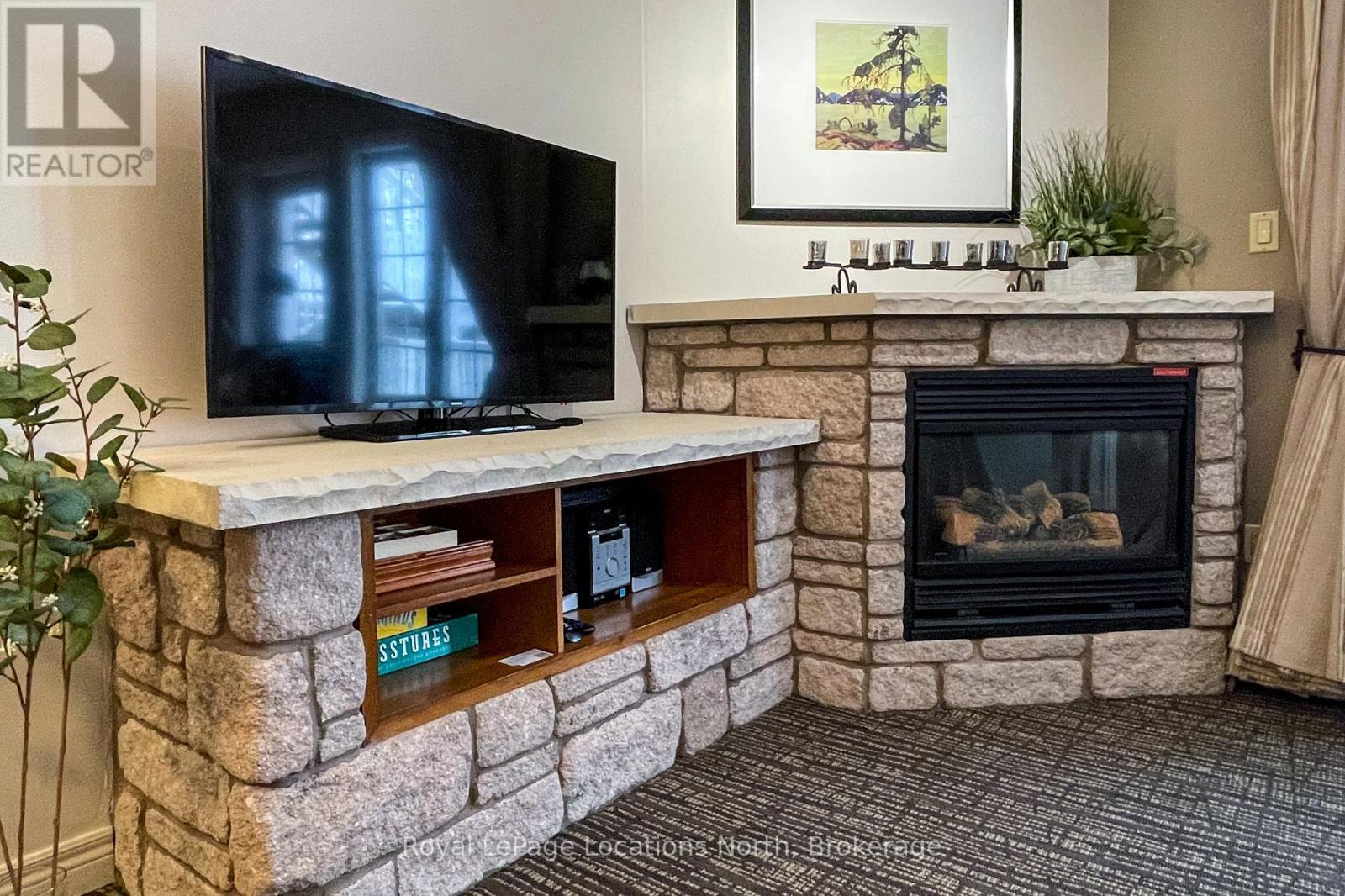 2242/2243 - 90 Highland Drive, Oro-Medonte (Horseshoe Valley), ON - Indoor Photo Showing Living Room With Fireplace