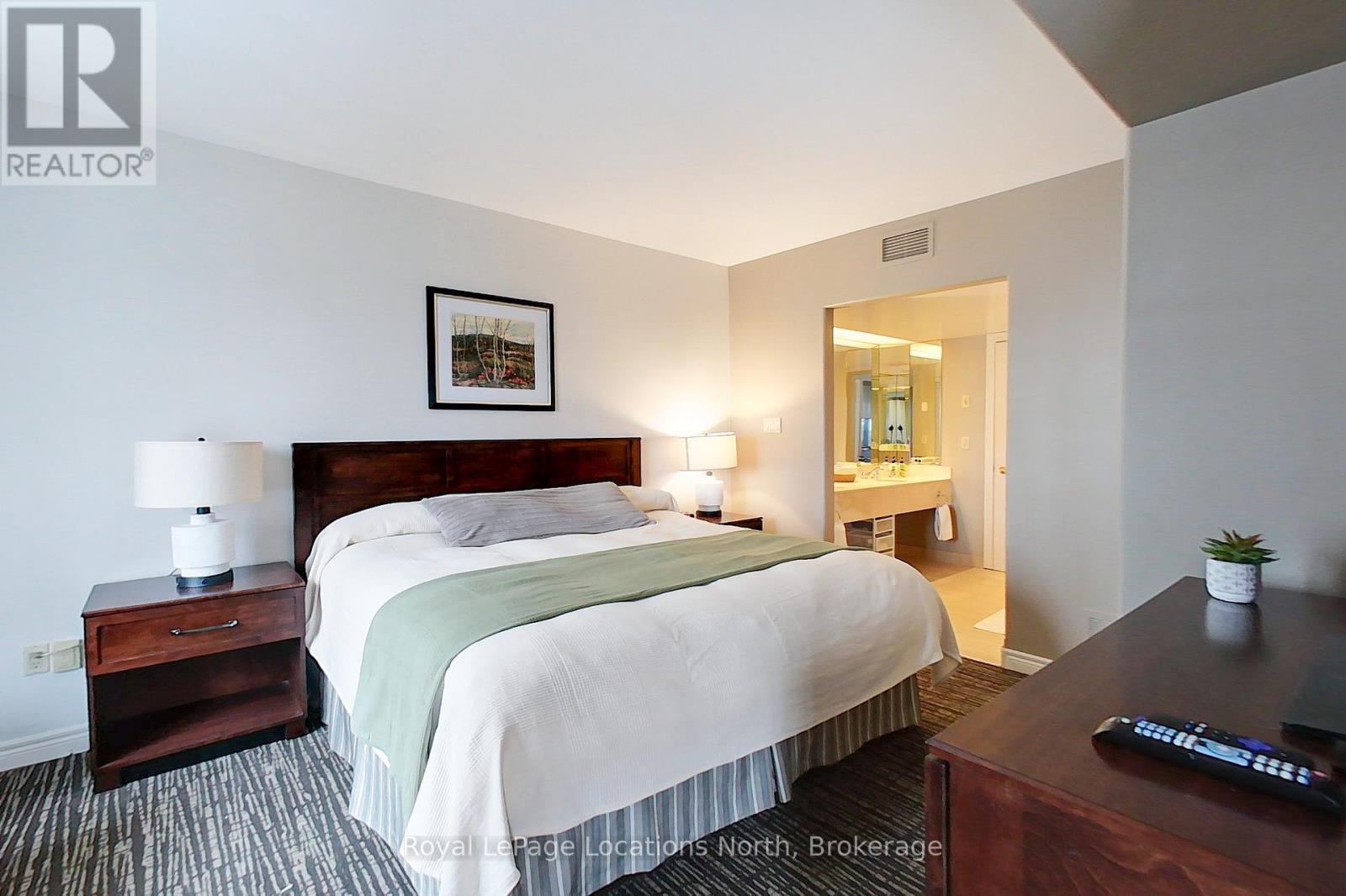 2242/2243 - 90 Highland Drive, Oro-Medonte (Horseshoe Valley), ON - Indoor Photo Showing Bedroom