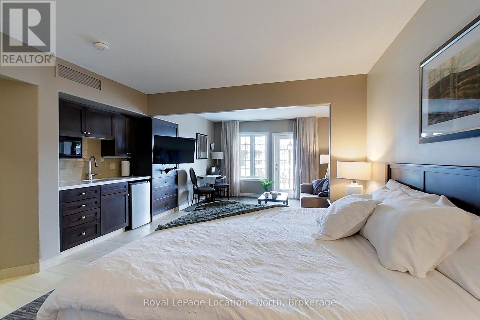 2242/2243 - 90 Highland Drive, Oro-Medonte (Horseshoe Valley), ON - Indoor Photo Showing Bedroom