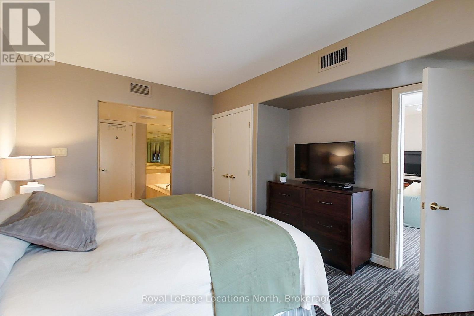 2242/2243 - 90 Highland Drive, Oro-Medonte (Horseshoe Valley), ON - Indoor Photo Showing Bedroom