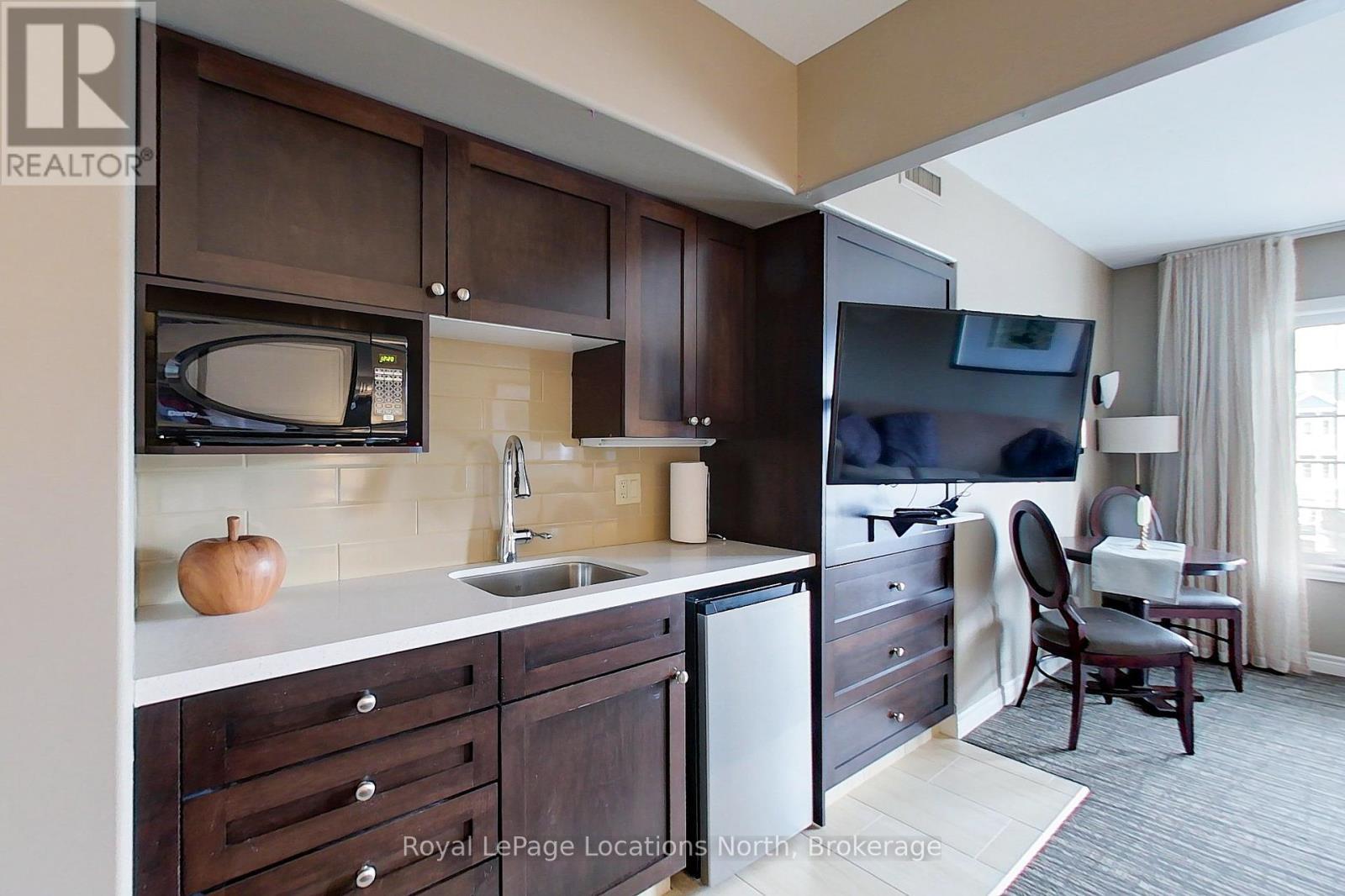 2242/2243 - 90 Highland Drive, Oro-Medonte (Horseshoe Valley), ON - Indoor Photo Showing Kitchen
