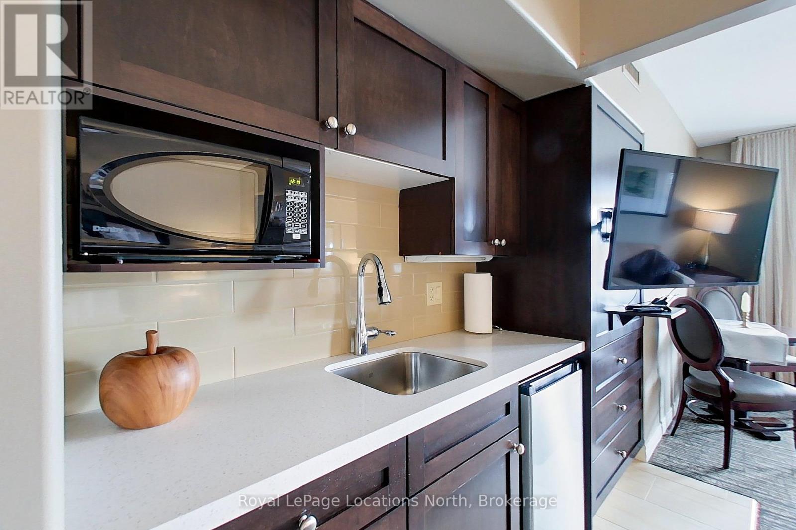 2242/2243 - 90 Highland Drive, Oro-Medonte (Horseshoe Valley), ON - Indoor Photo Showing Kitchen