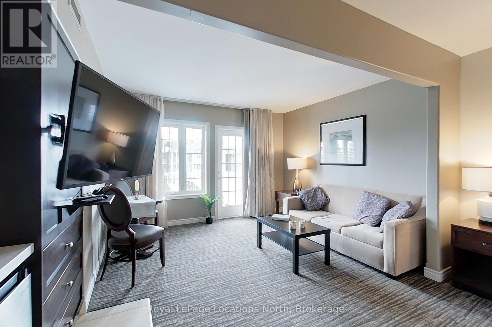 2242/2243 - 90 Highland Drive, Oro-Medonte (Horseshoe Valley), ON - Indoor Photo Showing Living Room