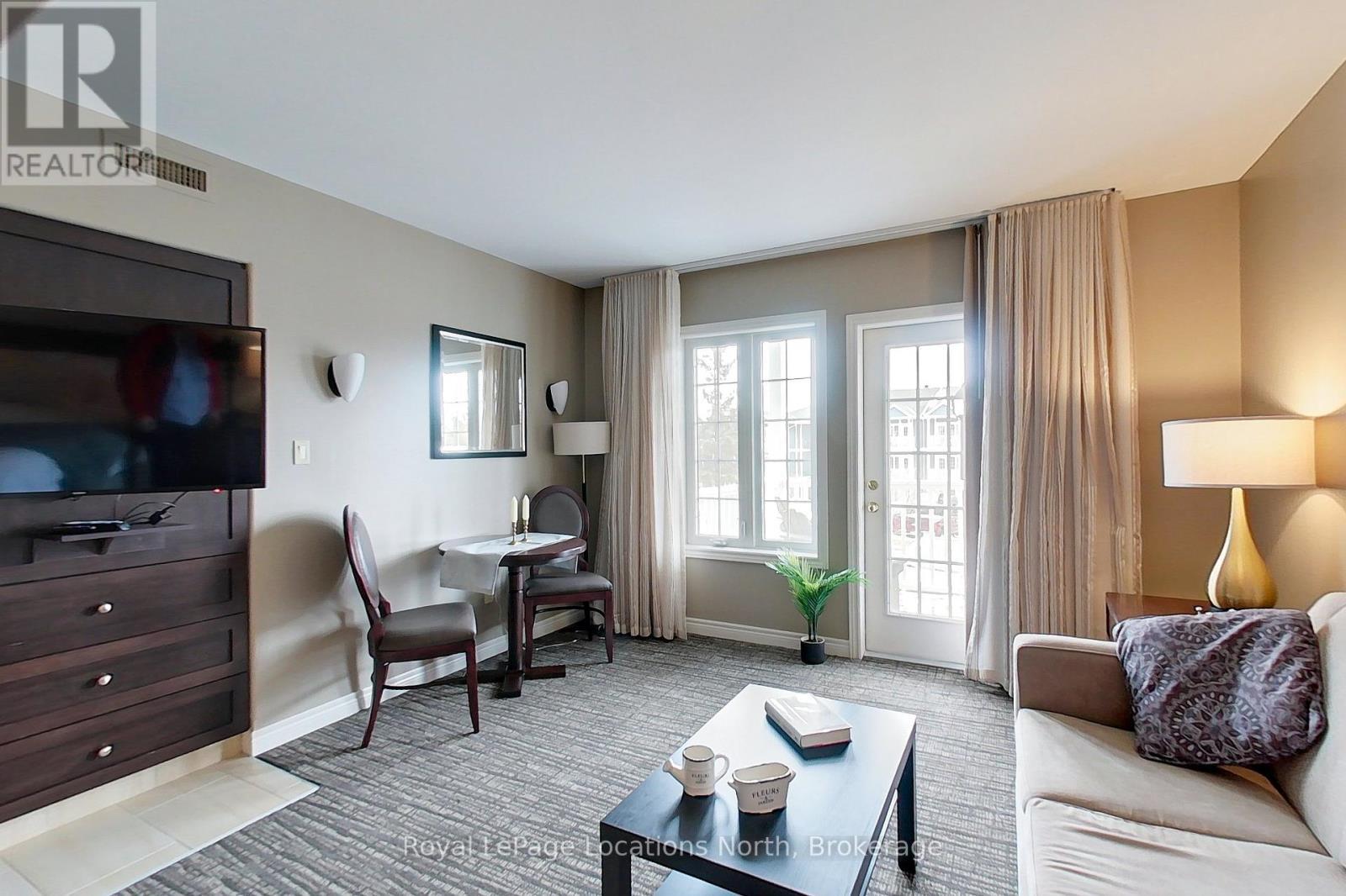 2242/2243 - 90 Highland Drive, Oro-Medonte (Horseshoe Valley), ON - Indoor Photo Showing Living Room