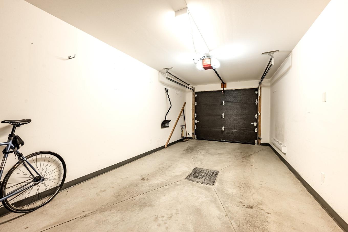 Garage - 101-2205 Place Des Tilleuls, Saint-Bruno-De-Montarville, QC - Indoor Photo Showing Garage