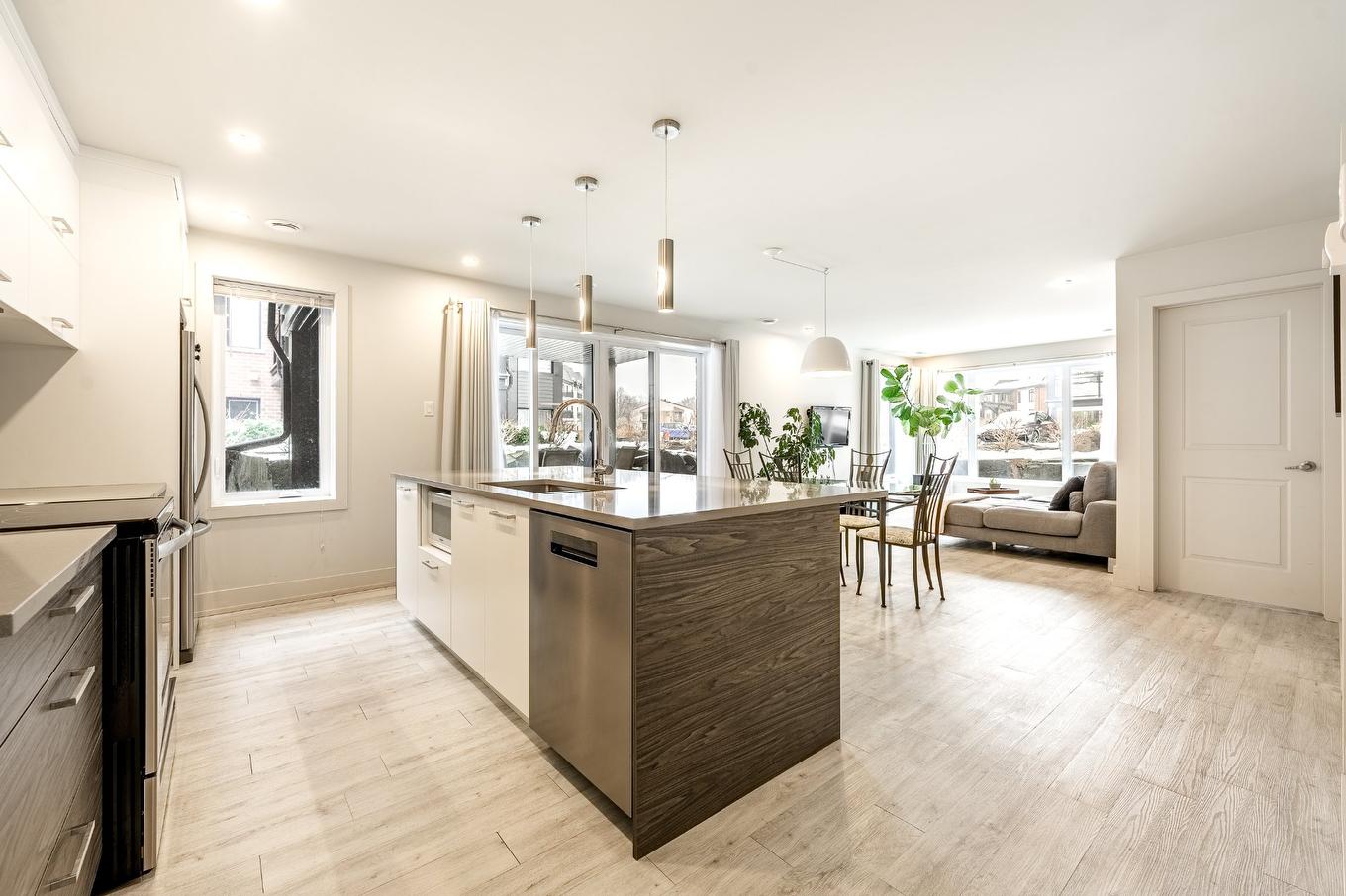 Overall view - 101-2205 Place Des Tilleuls, Saint-Bruno-De-Montarville, QC - Indoor Photo Showing Kitchen With Upgraded Kitchen