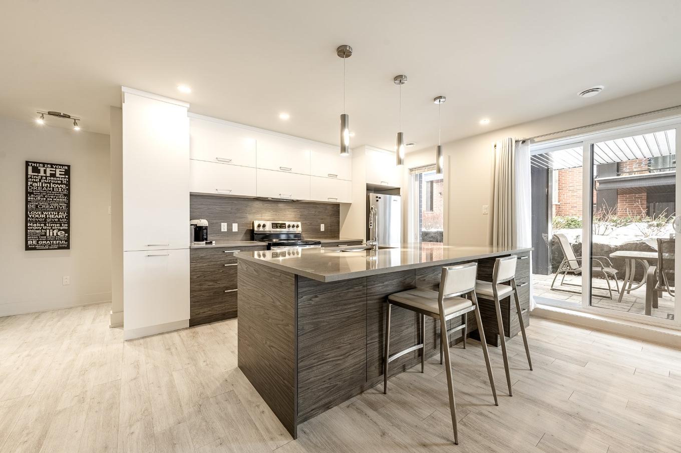 Kitchen - 101-2205 Place Des Tilleuls, Saint-Bruno-De-Montarville, QC - Indoor Photo Showing Kitchen With Upgraded Kitchen