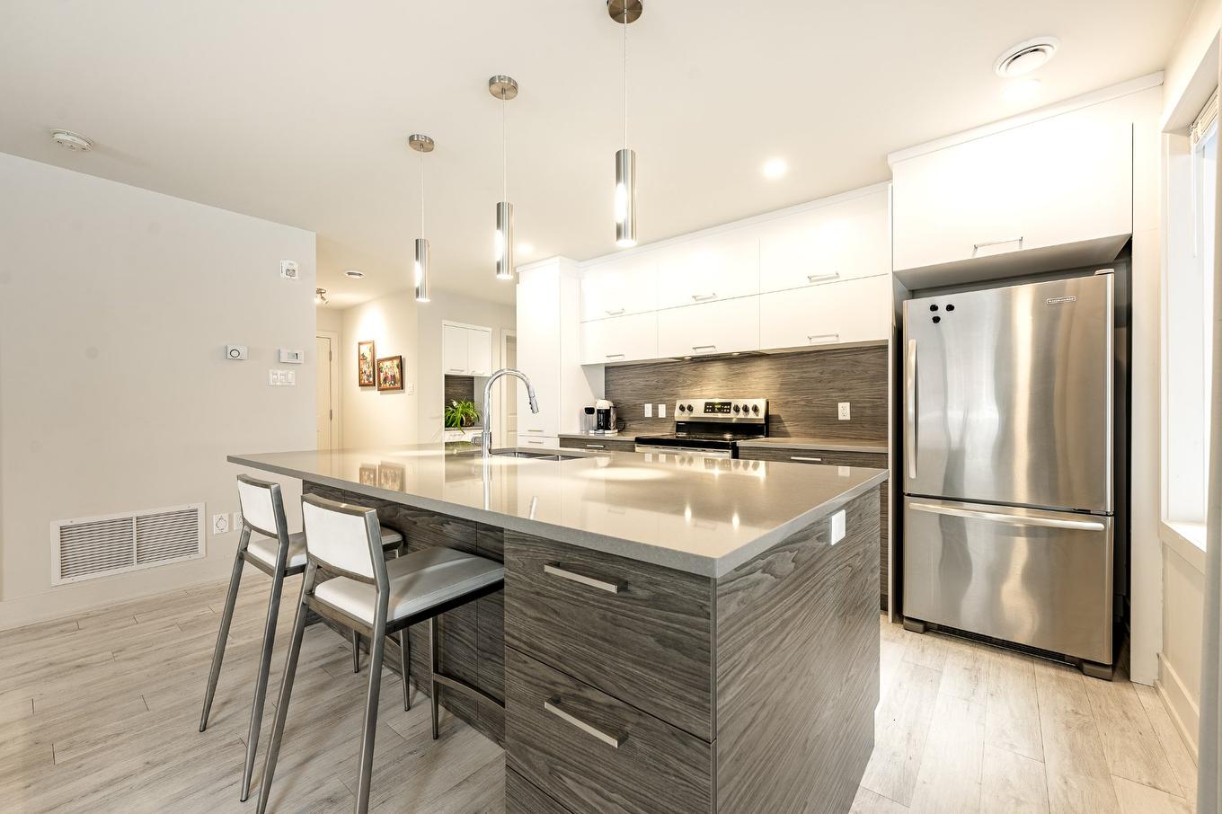 Kitchen - 101-2205 Place Des Tilleuls, Saint-Bruno-De-Montarville, QC - Indoor Photo Showing Kitchen With Upgraded Kitchen