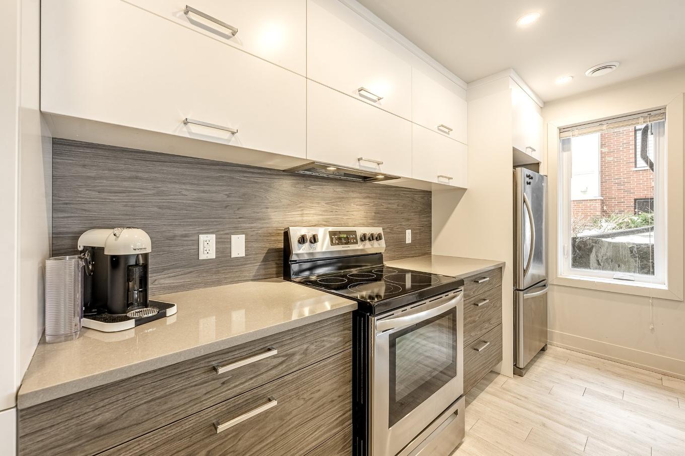 Kitchen - 101-2205 Place Des Tilleuls, Saint-Bruno-De-Montarville, QC - Indoor Photo Showing Kitchen With Upgraded Kitchen
