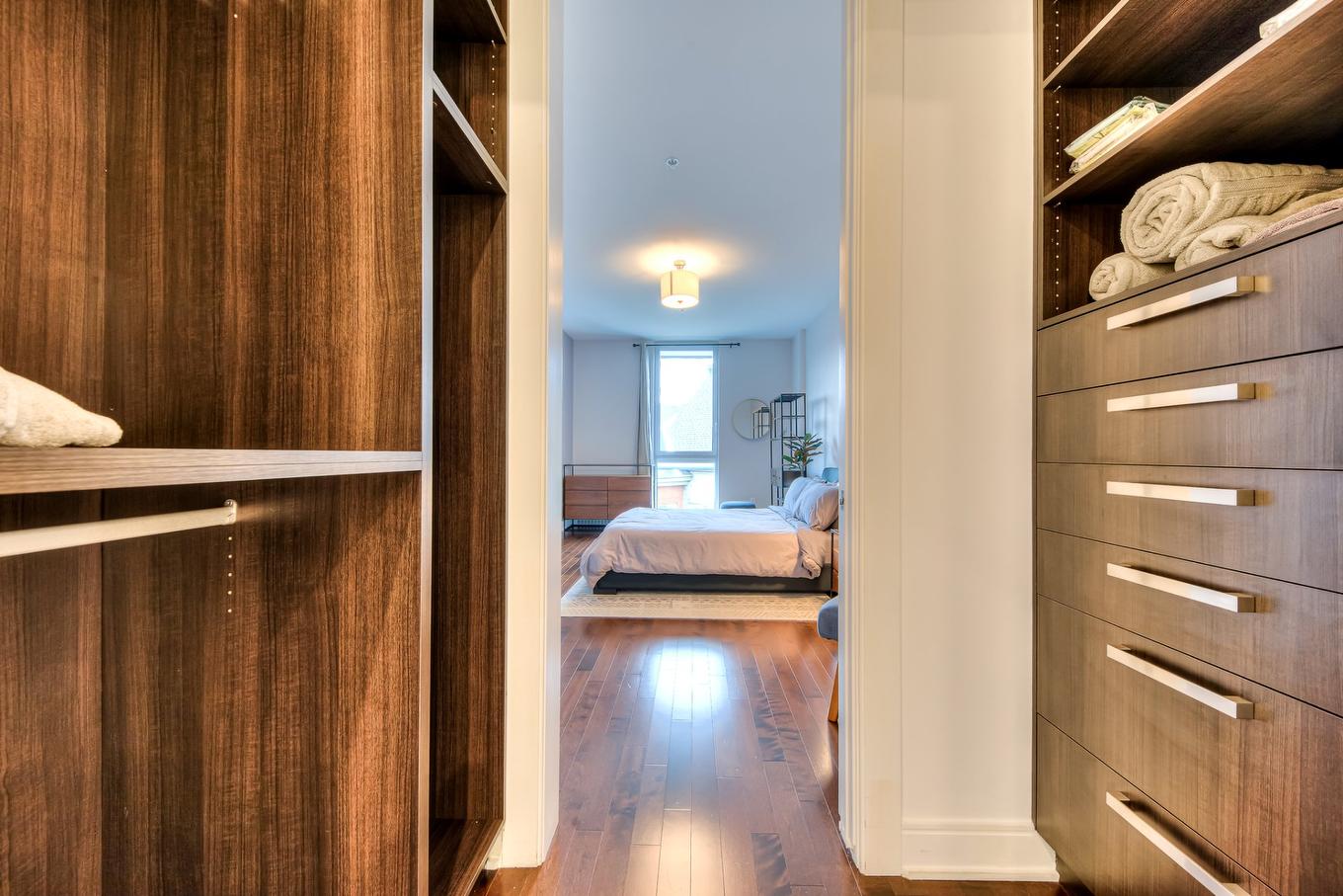 Walk-in closet - 606-2480 Rue Des Nations, Montréal (Saint-Laurent), QC - Indoor Photo Showing Other Room