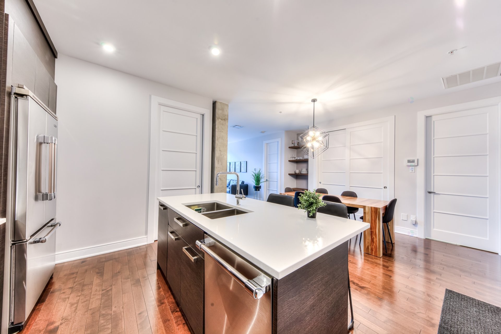 Cuisine - 606-2480 Rue Des Nations, Montréal (Saint-Laurent), QC - Indoor Photo Showing Kitchen With Double Sink With Upgraded Kitchen