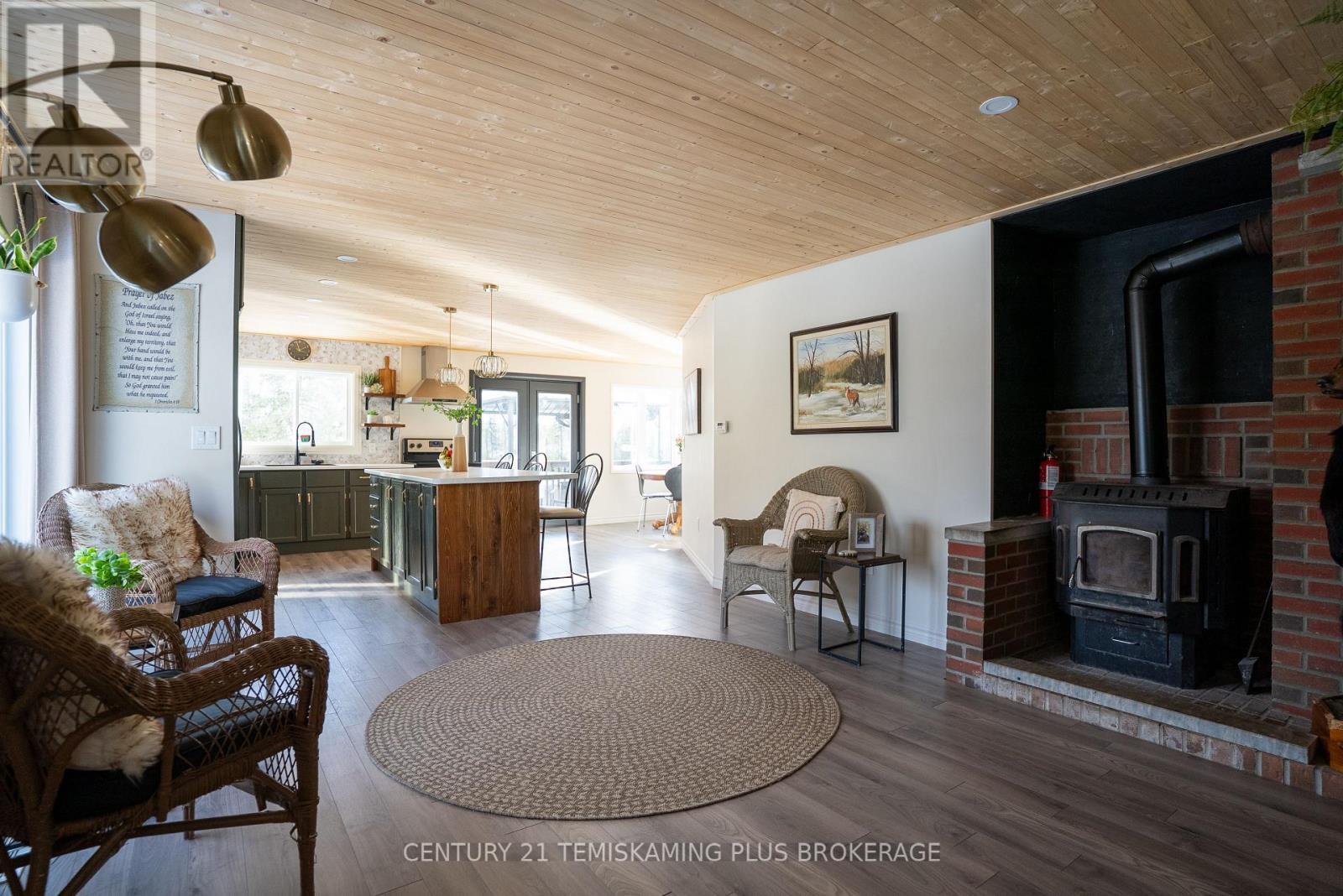 989158 Mountain Chutes Road, Timiskaming (Tim - Outside - Rural), ON - Indoor Photo Showing Living Room