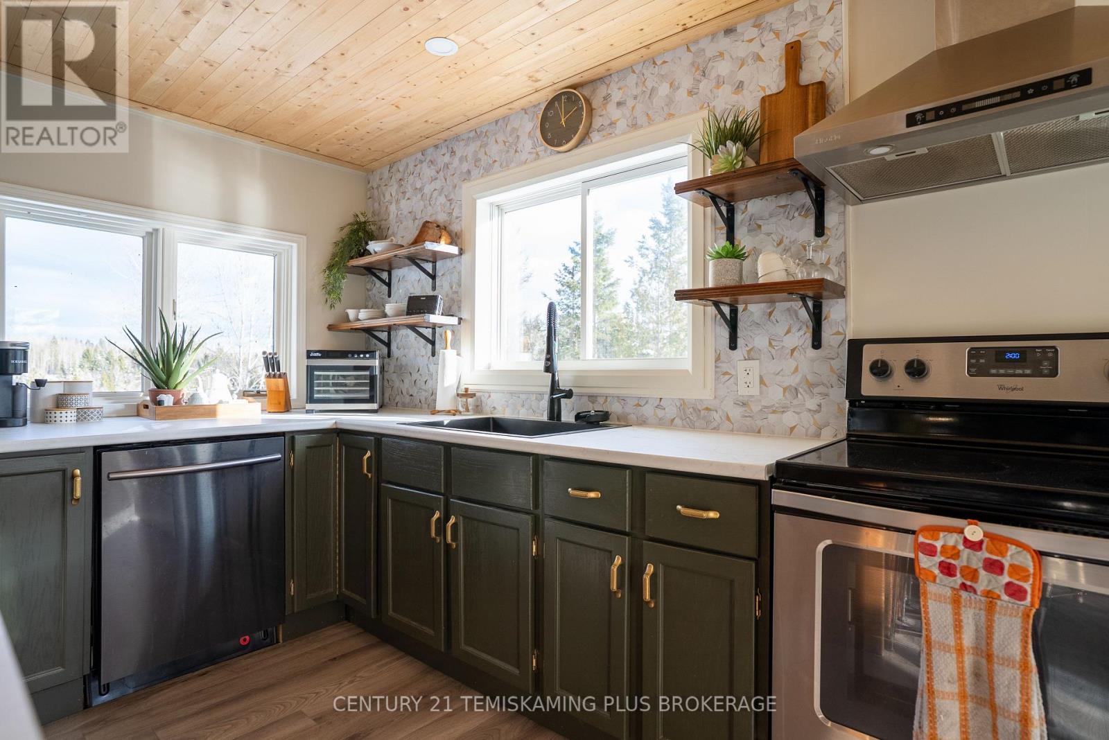 989158 Mountain Chutes Road, Timiskaming (Tim - Outside - Rural), ON - Indoor Photo Showing Kitchen