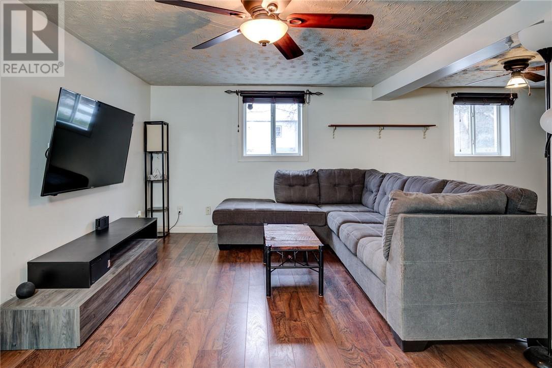 2 Leonard Avenue S, Dowling, ON - Indoor Photo Showing Living Room