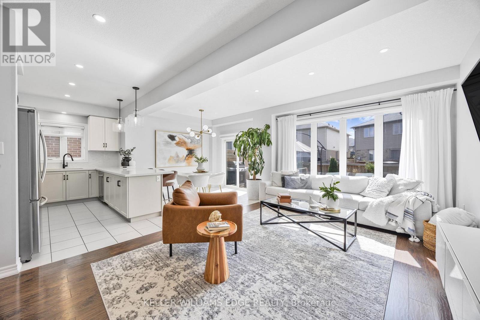 209 Echovalley Drive, Hamilton, ON - Indoor Photo Showing Living Room