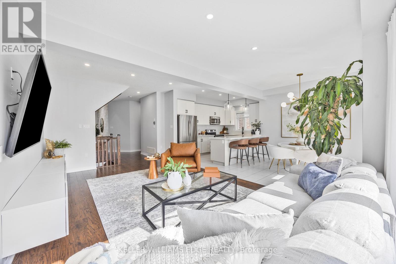 209 Echovalley Drive, Hamilton, ON - Indoor Photo Showing Living Room